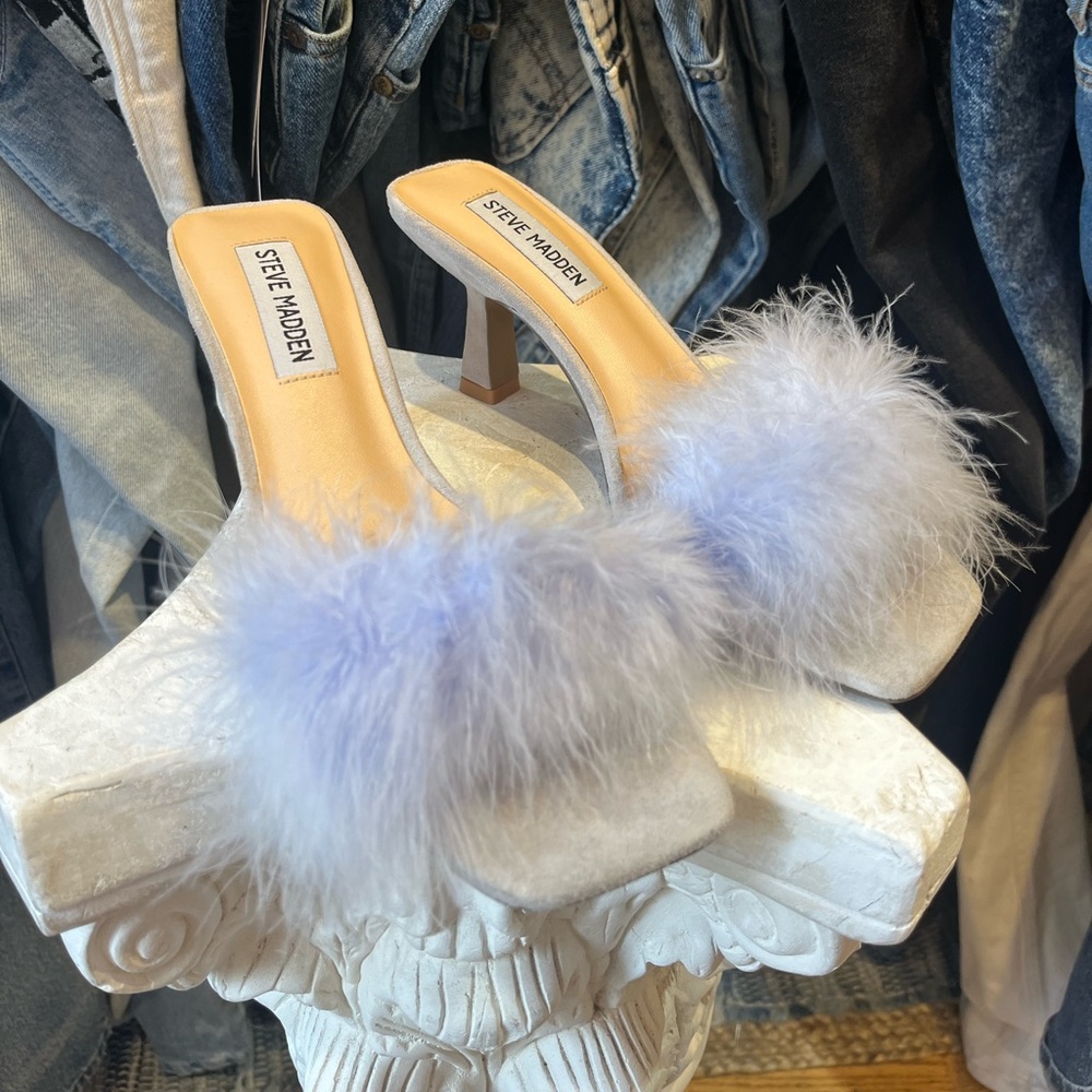 Steve Madden
Karoo Suede
Feather Mules
Slides Sandals -
Powder Blue